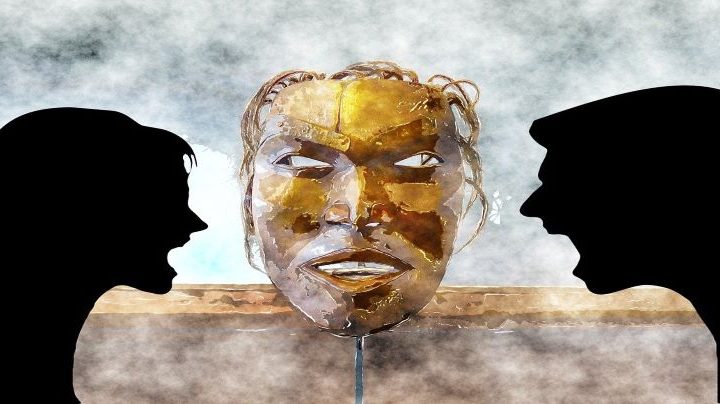 Silueta de dos personas discutiendo acaloradamente