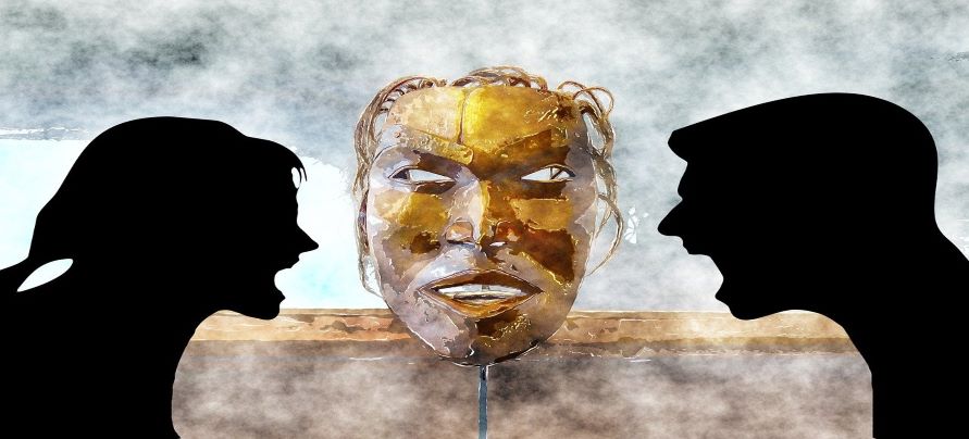 Silueta de dos personas discutiendo acaloradamente